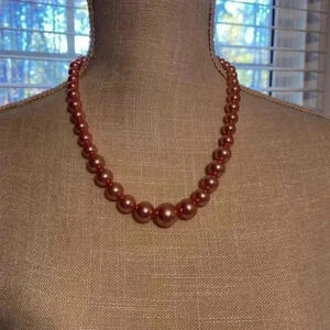 New . 19 inch necklace. Like pink‎